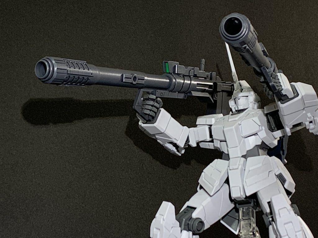 両手にバズーカ。