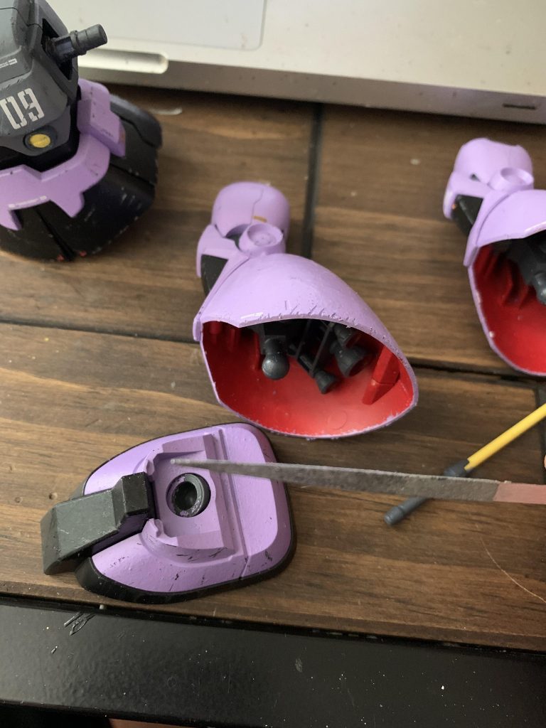 ホバーで石やら瓦礫やら高速で吹き上げるだろうと言う事で鉄ヤスリでガシガシ傷を付けました