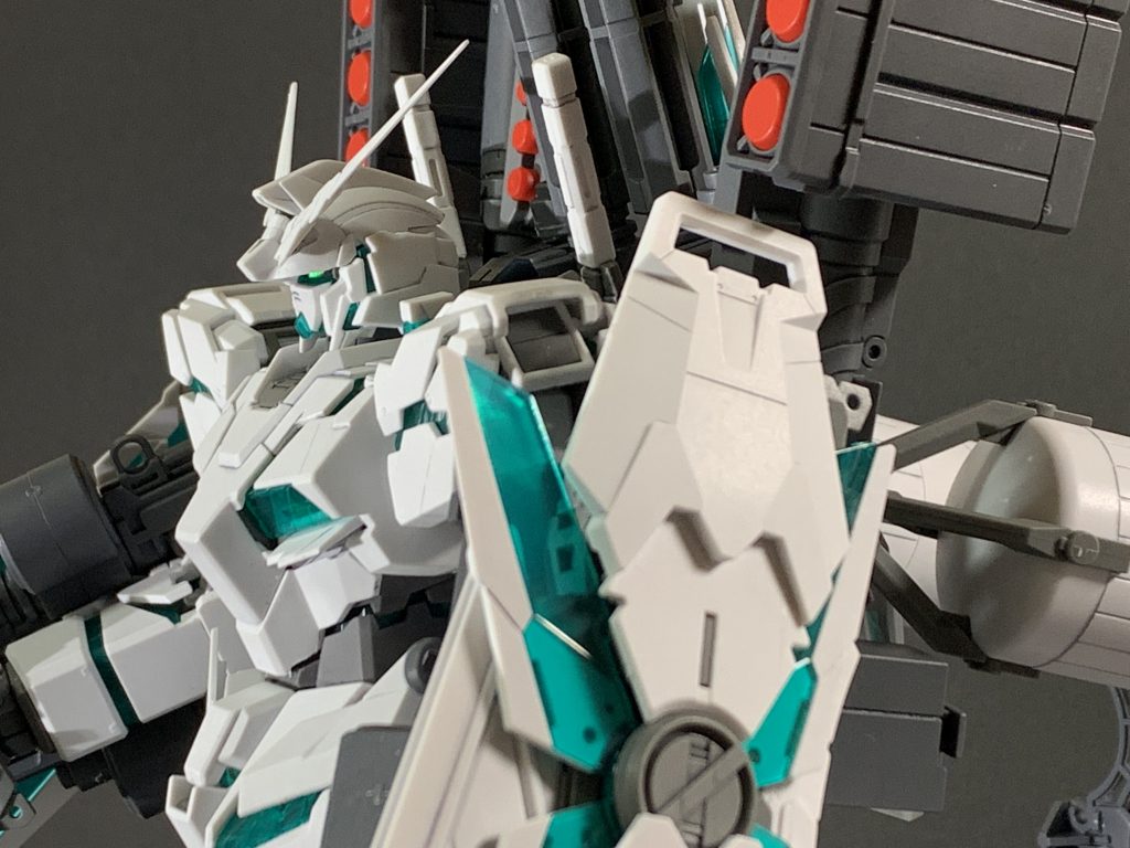 MG「フルアーマーユニコーンガンダム」でした。とにかくスケールがでかく、簡単仕上げでもそれなりに時間がかかりました。
ただ満足感もあり、付属品も多くて一生遊べるキットだなぁ、と。
素組みだけでも十二分に楽しめる傑作キットだと思いました。オススメです。
値段高いけど。。