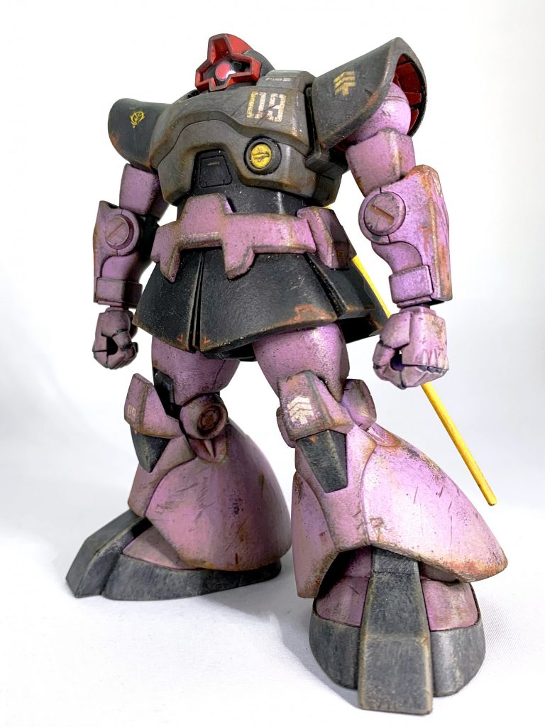 ドムのプラモにはハズレがないと言われますが、非常に組みやすく良く出来たキットですね
ただ設定画はこんなにずんぐりしてなくて、脚などはもっとシュッとしているんですね