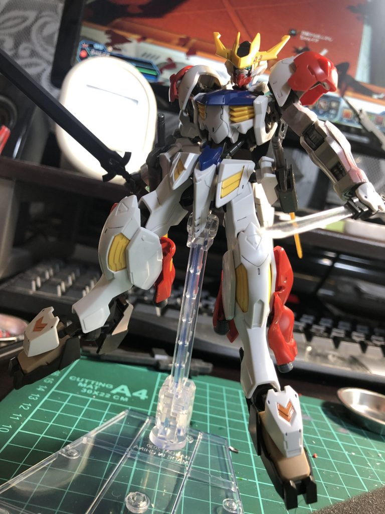 まずは適当に保管していたジャンクパーツから比較的マシな原型を留めているものを探し、新しめのバルバトスを発見したので元にしミキシングしました。あえて長かった腕や、あえて高かったヒールは好みではなかったので交換。カルタグレイズのソードがカッコよかったので接近戦の機体にすることが決定。加速力を高めるために脚部にバーニアを追加。背中に派手な背負い物がある機体が好みで無いので、脚部に改造が集中しました。作中でマッキーが誤ってバエルソードを1本捨てたため、予備ソード含む計4本のソードで闘いたい、そんな思いが込められつつ、背中には作中最強だと思ってるルプスレクスのテールブレードがあるので、それで闘いましょう。