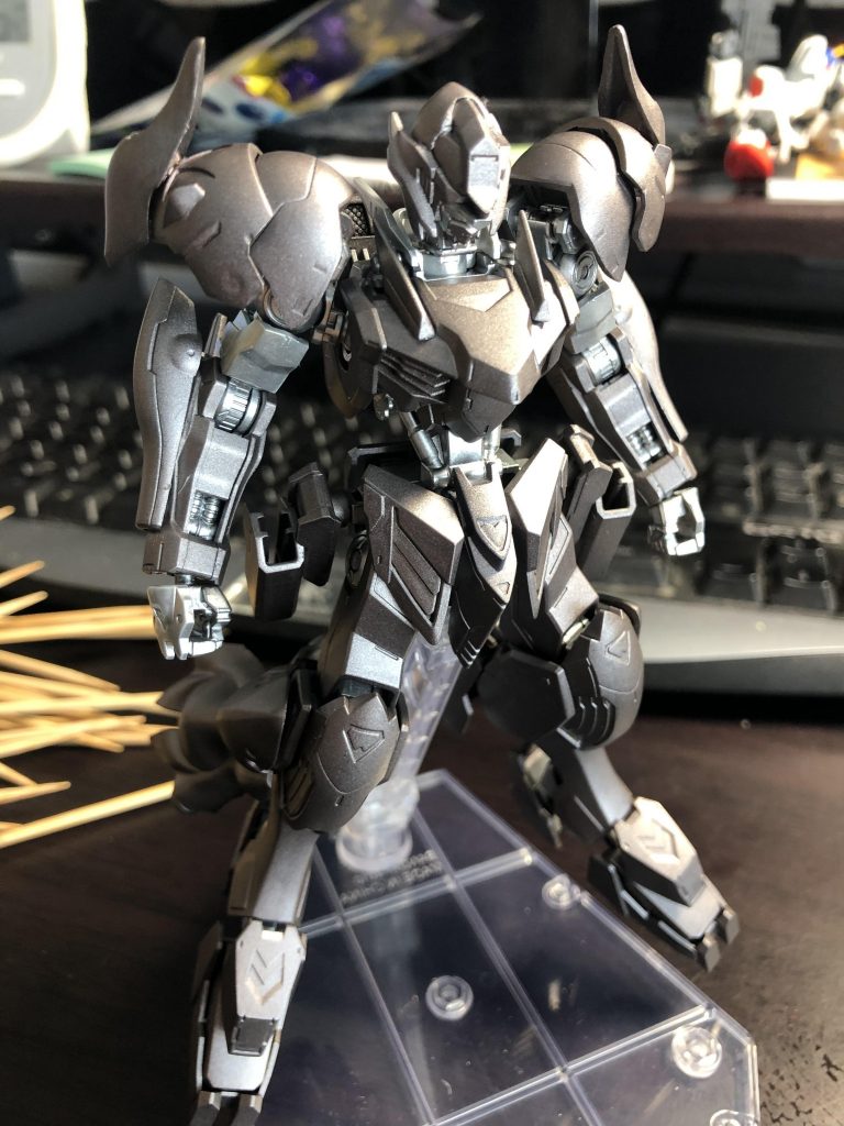 ガンダムフレーム部分はMr.カラーのガンクロームで全塗装。塗装は最近やっと始めましたが、ガンクロームが今一番好きな色です。装甲は焼鉄色で塗装。これもいい色なのでおすすめ。実は今回実験で下地にサフを吹かずに塗装してみました。結果としては元パーツの色の影響で焼鉄色の色の濃淡が出ました。いい味だと感じたので、サフが無くてもいい場合があるということが分かりました。しかしよく見ればゲート未処理、もしくは失敗していた部分があるので手放しには喜べないでした。