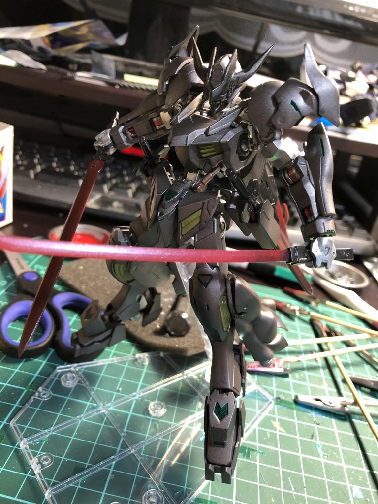 一応ガンダムマーカーを使用し部分塗装しました。ソード類の赤はエアブラシで重ね塗りしました。細かい部分の塗装がとても苦手ですが、筆ではなくつま楊枝を使うといいことを発見したので多少マシにできた気がします。写真映りが良ければなんでもよいです。