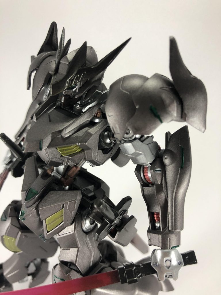 接近戦かつ高速戦闘を想定しているということで、残るは防御面ですが、鉄血のモビルスーツはビーム兵器に強いので他の作品のモビルスーツには有利。この機体も地味めな色にしているので、遠くにいれば宇宙のゴミと勘違いしてもらいたい、そんな願いが込められています。戦闘においてステルス性能はとても重要なため、見栄えのために派手な色にするのはナンセンスということが言えます。唯一見栄えの為に各所に派手めな色で部分塗装しました。