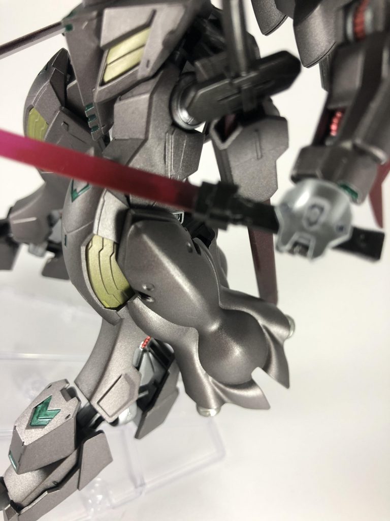 接近戦が得意な機体というより、遠距離武器が何も無いです。実にエレガントな思想です。その代わりに近接武器のソードを敵に投げつけても惜しくないように予備のつもりでバエルソードをサイドスカートに装備しております。あの剣アグニカの魂で折れないらしいので予備武器にしてはとても強力!しかし投てきしてしまうともちろん返ってきません。大事な武器なので大事に取っておきましょう。