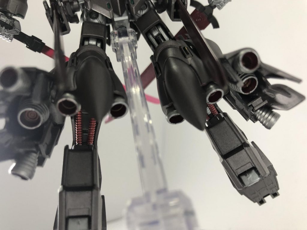 遠距離攻撃が原始的な選択肢しか無い為、少しでも気休めにと脚部に大量のバーニアを増設。見た目貧弱そうなバルバトスのバーニアでさえ、作中では高速戦闘を可能としていたのであからさまにバーニアを増やせば素早く接近することが出来ると期待しています。特に宇宙空間では重くてもバーニア出力が高ければ速いということらしいので、そうあってもらいたい。