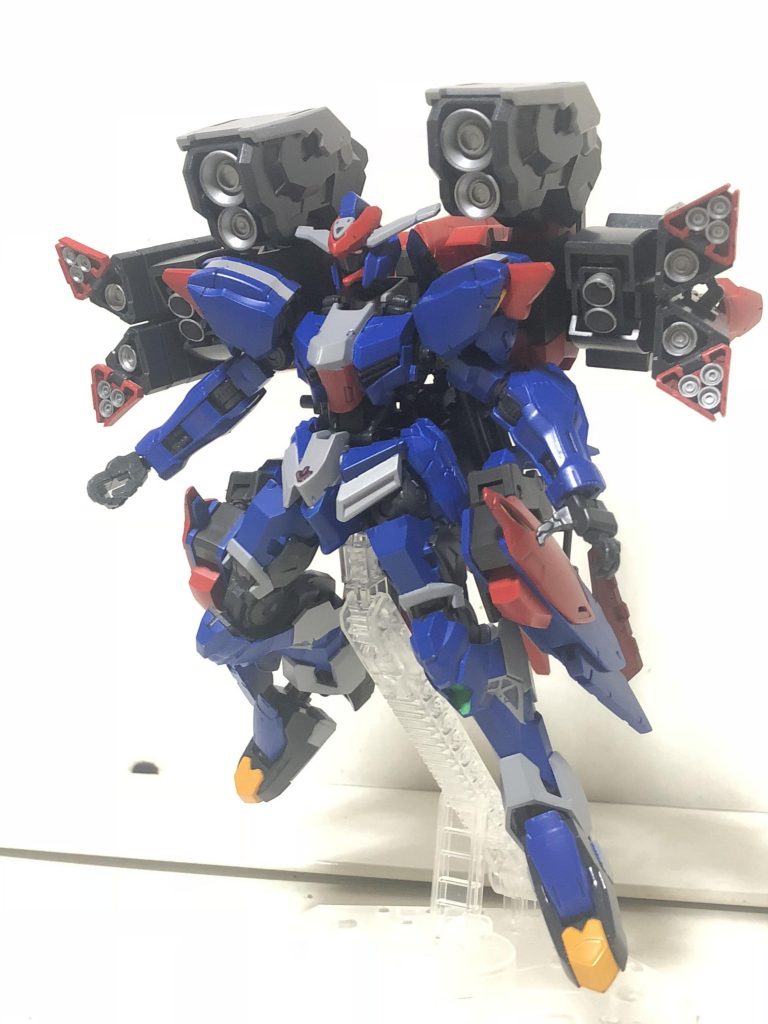 …で、合体。ギター背負ったままでも合体できるよう、空間が確保されている…というかいた。