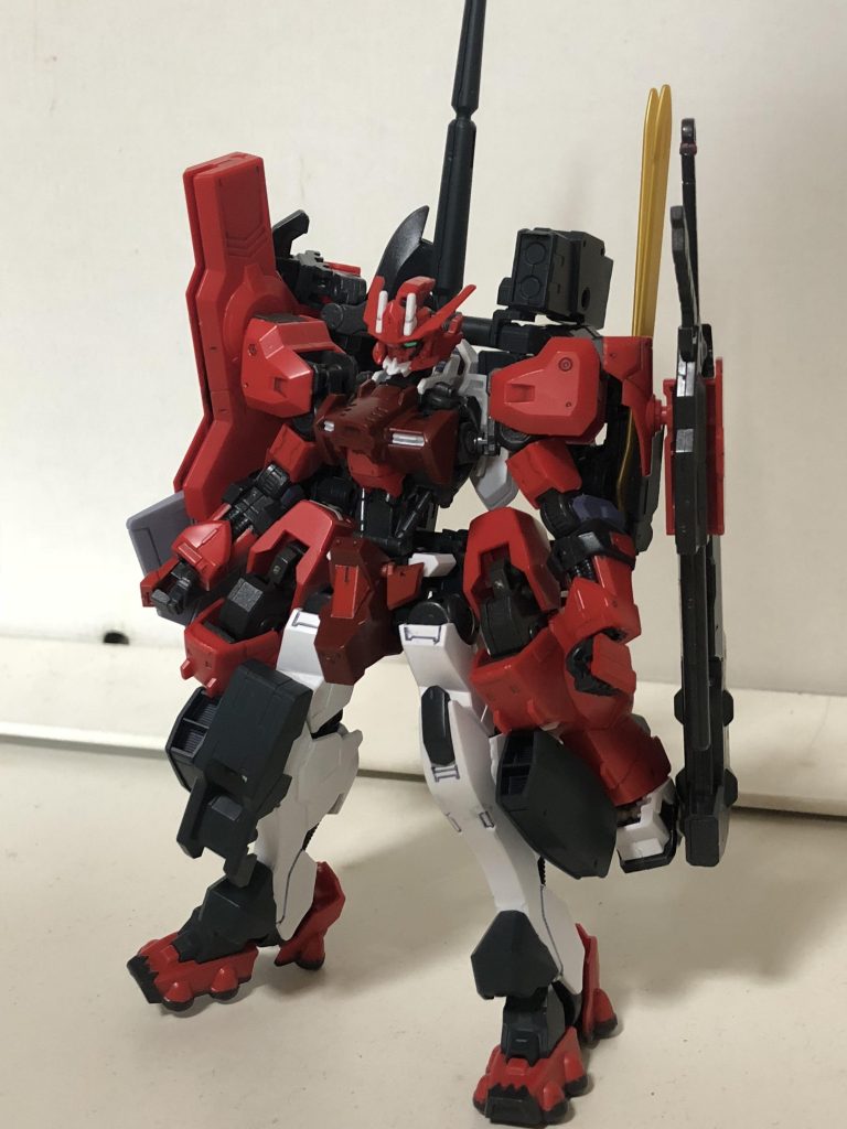 正面。
カラーリングは成形色からあんまり変えず、
なんというかマックナイフ的なイメージにしてみた。
武装配置はアヴァランチエクシア+セブンソードG
みたいな感じで。