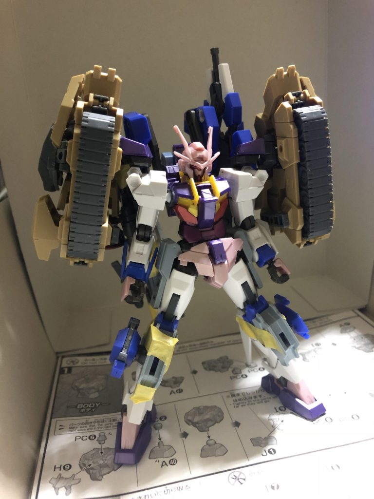 塗装前。だいたいのイメージが固まったころ。
使用材料は主に…ダブルオースカイHWSダブルオーダイバーダブルオーセブンソード/Gケルディムサーガ30MMアルト陸戦仕様30MMオプションセット1
他、細かな接続部分などにMSGのジョイントセットやその他ジャンクパーツなど…(この辺細かく書くとキリがない)
色は大体マホガニーのサフ吹いてNATOグリーンとMSディープグリーンなど。あとグレー部分はグレーのサフそのままだったり。