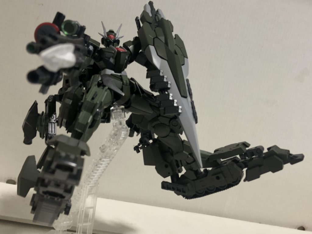 クローラーはアヴァランチエクシアダッシュのような感じにする予定だったけど、可変機構が予想以上に面倒だわ通常形態での足回りの可動範囲が死ぬわで最終的にアトラスガンダムを参考にした感じのデザインになった。
ぱっと見の装備が盾とライフルだけというのはその辺が理由。