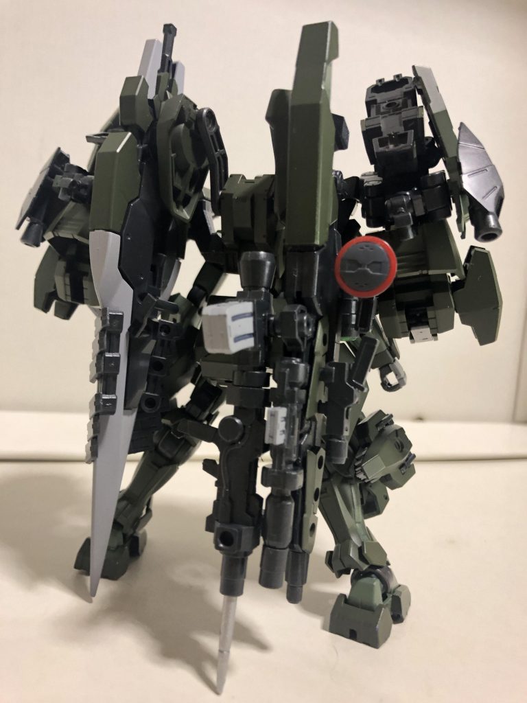 バックショット。大型の粒子貯蔵タンク兼ウェポンハンガーが装備されている。脚部のGNカタールはそのままスラスター内蔵のコンデンサーに改造されている。