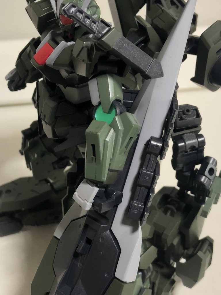 余ったダブルオーの腕からシールド用の接続部分を切り出して側面に貼り付けてるので構え方のバリエーションが増えてる。