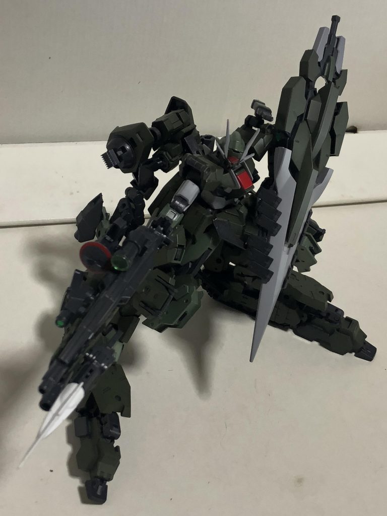 武装解説など。
・GNバトルライフル 威力と連射性能を両立させた大型ビームマシンガン。 グリップ以外に肘でも保持できるため片手で振り回せる。 後述の各種アクセサリーの装備で様々な運用が可能。・GNバスターシールド GNバスターソードⅡからソードの性能を抜いて シールド機能に特化させた盾。殴れないこともない。・コンバットナイフ 左肩に懸架しているナイフ まぁお守りのようなもの。・GNバルカン お約束の頭部に装備されたバルカン砲。・GNビームサーベル 後腰に備えたビームサーベル。 基本的にダブルオーガンダムのものと変わらない。・GN爆雷 後腰のコンテナ内に積まれた爆雷。 同じくケルディムサーガのものと変わらず。・GNビームピストル 左右のホルスターに収められたピストル。 ケルディムサーガのものと(r・GNサブマシンガン 膝部分にマウント可能なビームマシンガン。 ケル(r
そんなに積んだつもりなかったけど書き連ねてみたら意外といろいろ装備してたんだなぁ…と。