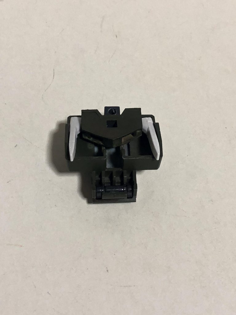 ケルディムサーガの後腰パーツをくり抜いてダブルオーの後腰に貼り付けてみたら、左右の開いたスペースにビームサーベルがピッタリハマったという奇跡が
あと上部に(特に使い道は考えてないけど)3mmピン用のパーツを接着して拡張性を増してる。