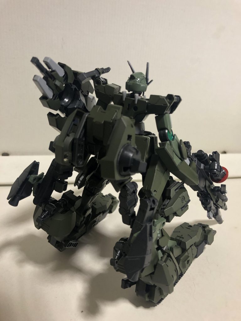 クローラーポジションのバックショット。
見ての通り30MMの陸戦アルトの追加パーツをジョイントでゴリ押して繋げただけだったりする