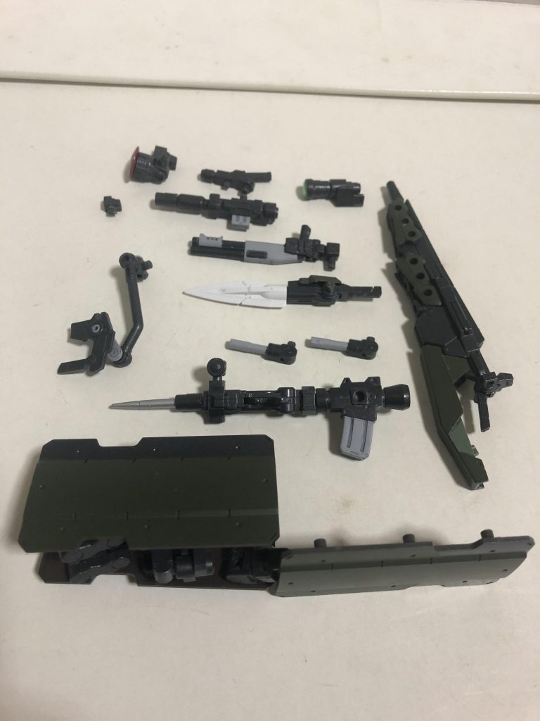 オプションの数々
・ドットサイト・レーザーサイト・スコープ・アンダーバレルショットガン・グレネードランチャー 上記、大体リアルにあるものとほぼおんなじ機能。 ドットサイトはガンプラ用の照準器として意味あんのかよとは思う。・マルチセンサー レーダー等を備えた複合センサー・GNバヨネットナイフ GNソードⅡショートを改造した銃剣。 ライフル機能を排して近接武器として特化させてる。 アンカーとしても使用可能で汎用性の高い装備。・大型パイルバンカー ロマン。それ以上に語ることがあるだろうか?・強化フォアグリップ 多数のオプションを取り付けると重量で標準装備のフォアグリップでは 保持が難しくなるので、それを補うための装備。・シールドバレル 最大の重量物。展開してバイポッド代わりにもなる。 ただし幅をとるため大体のハードポイントが死ぬ。・ビームサーベルユニット おもにシールドバレルとセットで使う近接武器。