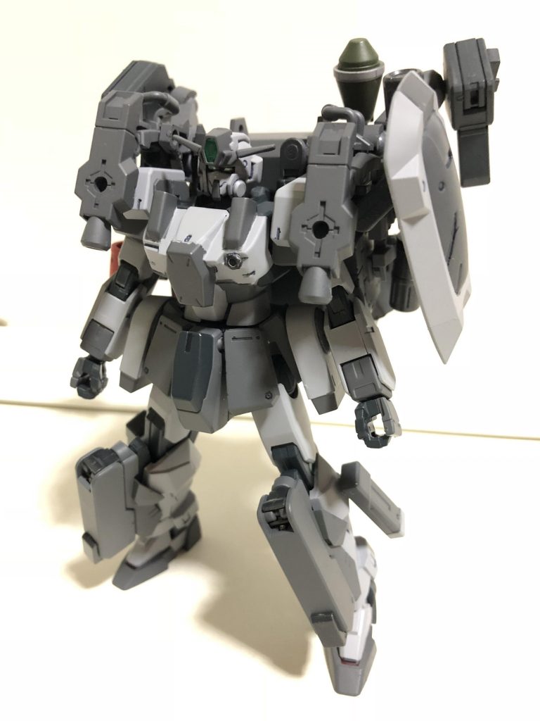 正面。
大部分はケルディムサーガがベースになっている。
ナイトシーカーよろしく両肩正面にバーニアを配置してある。