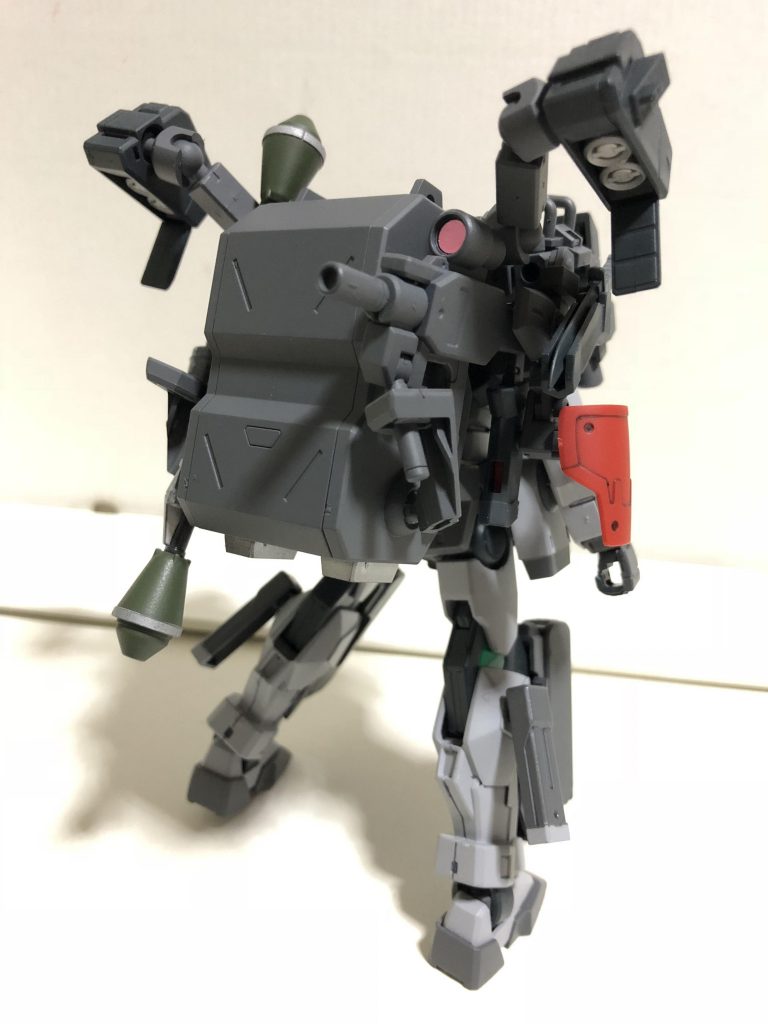 背面。
右側に積んだ赤い装甲は第七機甲師団ソレスタル分隊設立の際に
ロンメル隊長から激励の品として託されたものである。
…などという設定は特に無く、機体カラーにグレー系ばっかり使ったら
なんかこう…のっぺりしてしまったのでワンポイント欲しいなぁ
ということで詰め込んでみたものだったり。