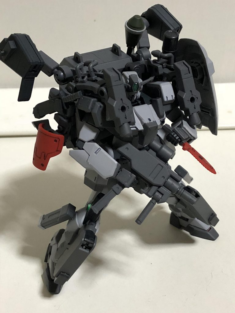 装備は…
・コンバットナイフ
大型のナイフ。鞘と組み合わせることで
ライフル用の銃剣としても使える。
・プラズマナイフ
グリモアの装備しているそれと同じ。
・アサルトライフル
組み換えが可能な大型ライフル。
不要なオプションを背面コンテナに格納することで
取り回しを良くすることが出来る。
ベース機がケルディムなので狙撃用としても活用される。
・ハンドグレネード
大型の手榴弾。左側面に2つ装備。
・シュツルムファウスト
使い捨てのロケットランチャー。同じく2つ装備。
・シザークロウ
脚部に内蔵した格闘武器。
上空からの奇襲用のほか、狙撃の際に膝立ち姿勢時の
アンカーとしても役立つ。
…といった感じ。
脚についてる棒っぽいのはライフルの予備弾倉で、
見えにくい(っていうか見えない)がコンテナ側面に
グレネードランチャー用の予備弾倉が装備されている。