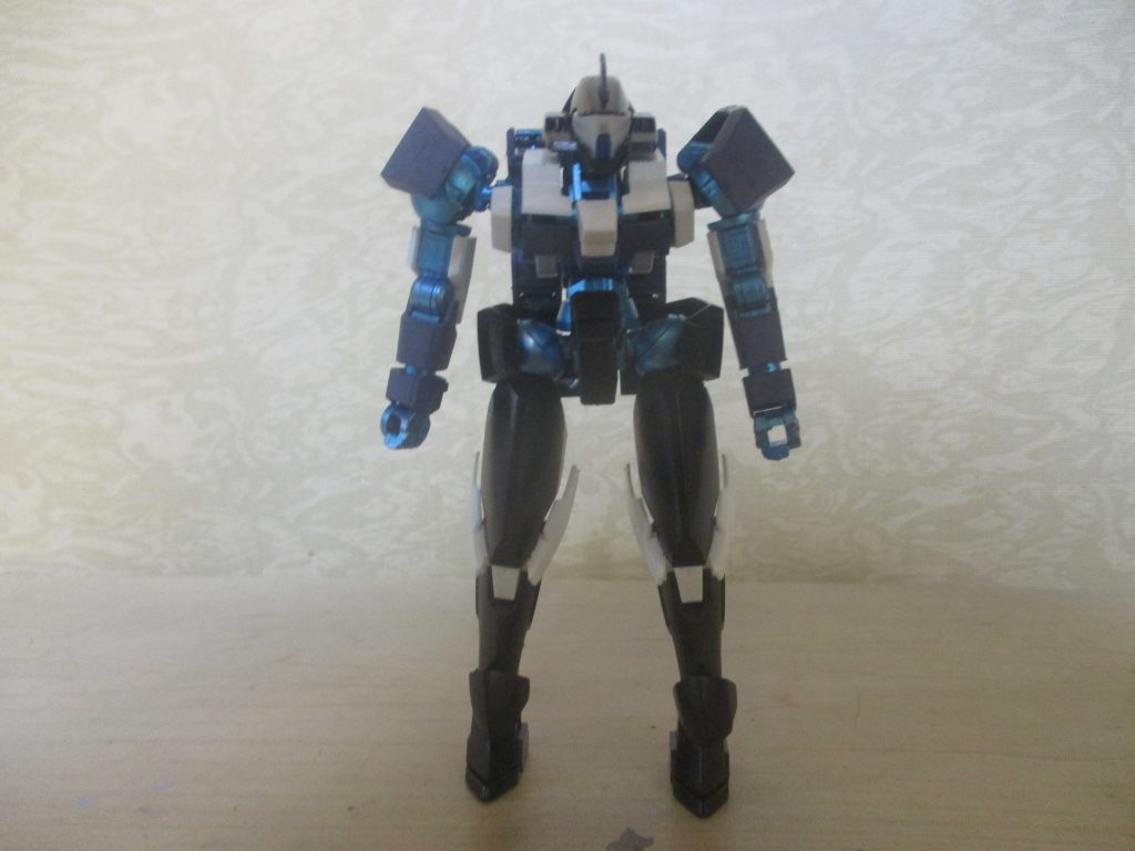 上半身はグレー、下半身は黒で塗って、半田くんの高校制服を表してます。フレームを青く塗ったのは、半田くんの作務衣から発想w