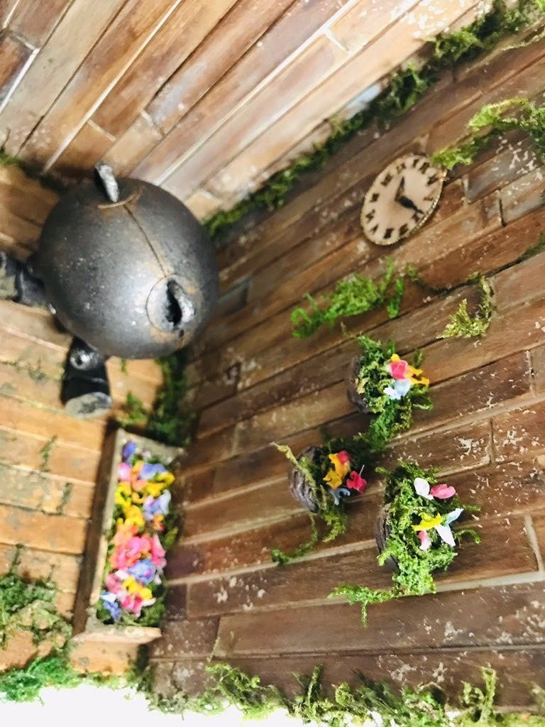 お花を飾ることによりどことなく優しい雰囲気を…。
時が止まった表現として掛け時計もアクセントに♪