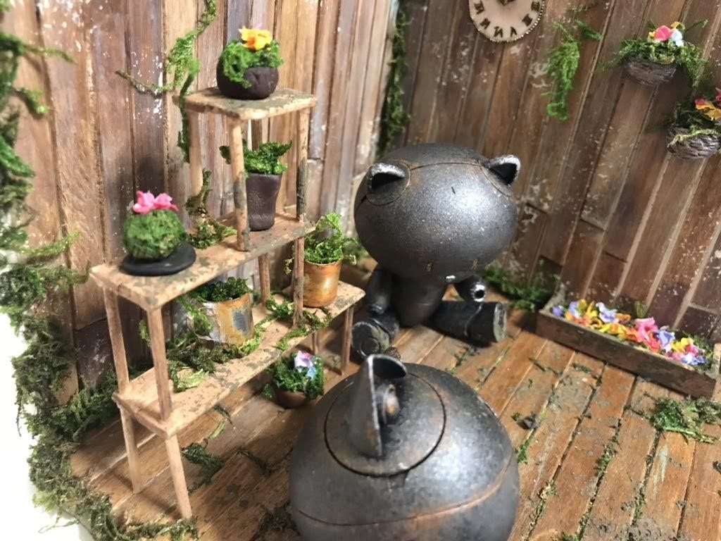 お花を置いてる棚も木製マドラーと爪楊枝を使ってます♪
棚に置いてある苔ボールはグリーンモスをボンドとあえて丸めたものです♪簡単!!(*´ω`*)
プラモの塗り方はまたこんど載せます!!ごめんなさいw(´;ω;`)