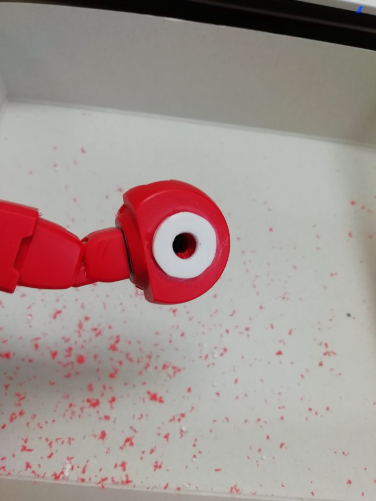 プラ板を切り出してくりぬいて張っただけです。