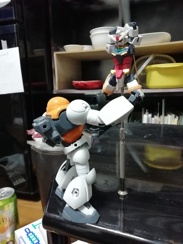 宅のみしていて、トイレから戻ったら友人がコアガンダムとモクロウで変な遊びをしていました。
くだらないです(笑)