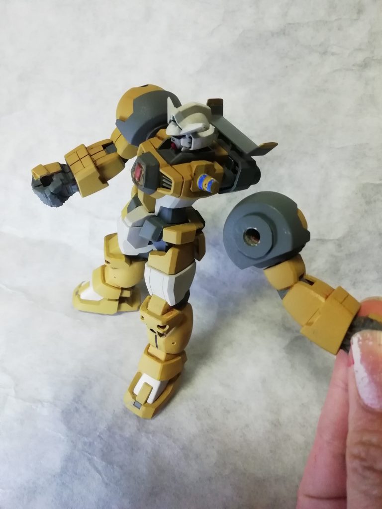 腕を少しいじってマッシブな印象に。