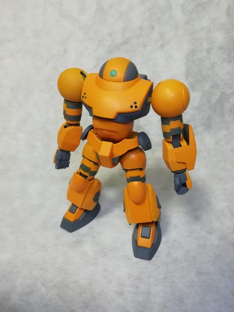 フロントショット。粗が見えてますが気にしない方向で。
カメラアイにクリアパーツを使うつもりでしたが、デティールアップパーツを部屋のどこかに無くしたので、今回はこれで完成ということでご容赦を。。。