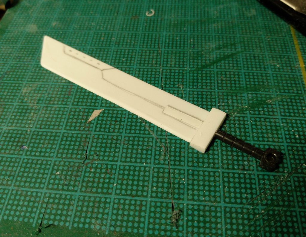 当初普通にグフカスのヒートサーベル持たせようとしてましたが、どうせならとオリジナル武器に初挑戦。プラ板の組み合わせの単純なものですが迫力ある形にできたので地味に楽しかったです。