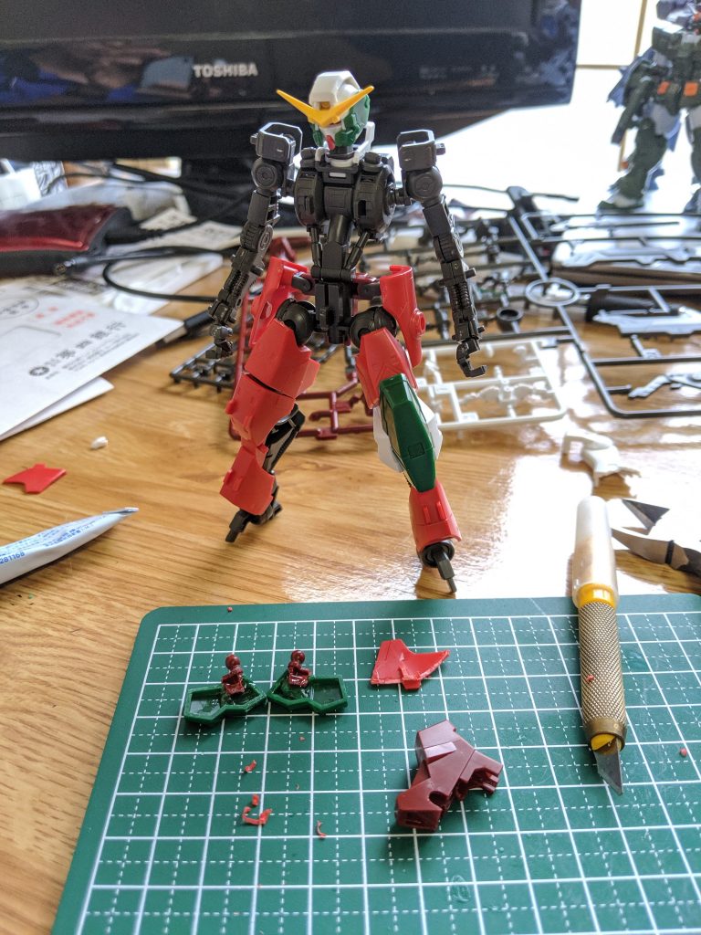 ガンダムフレームを極力活かしながら00系のパーツをはめてくので、めちゃ大変。(特に膝周り)