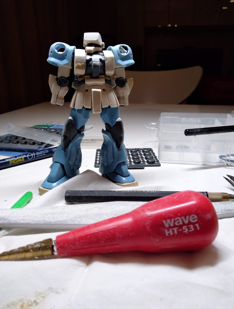 肩のスパイクが趣味的で嫌いなので作例でよく見るマイナスモールド置き換えに挑戦…したかったのですが、大穴の開け方がわからず悪戦苦闘。2chでも聞いたりしてwaveのステップドリルなる神ツールに行き着きました…!