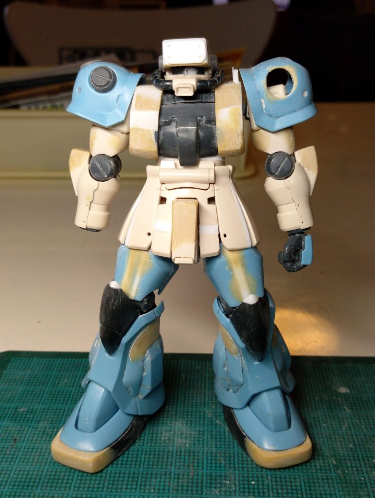 いろいろいじって形状が定まった状態。とにかくガチムチにしたかったので諸々肥大化してます。エポパテは盛ってるときは楽しいけど削るのが死ぬほど大変。効率よく成形する方法はないものか…。ペンサンダーほしい…!