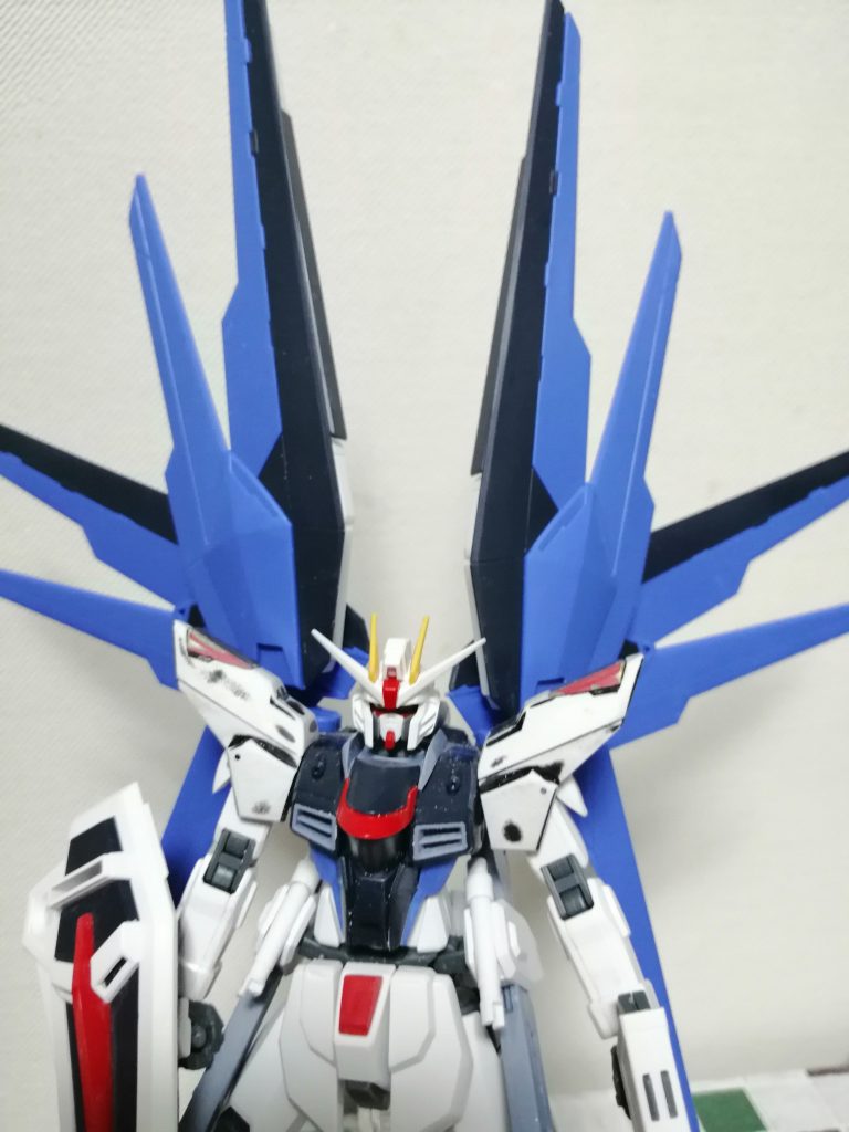 全ウィングを円状というか、クジャクのように大きく開く姿をアピールショットにしたい…という思いがあったので、思い切ってウィング先端にプラ棒を貼って削り込む、延長工作に初チャレンジしました。…思っていたほど難しくないうえ、こちらは仕上がりに直結する工作ですね。このテクニックは今後積極的に使っていきたいな。まさかこんなに簡単とは。シールドの先端も延長工作してもよかったかも。