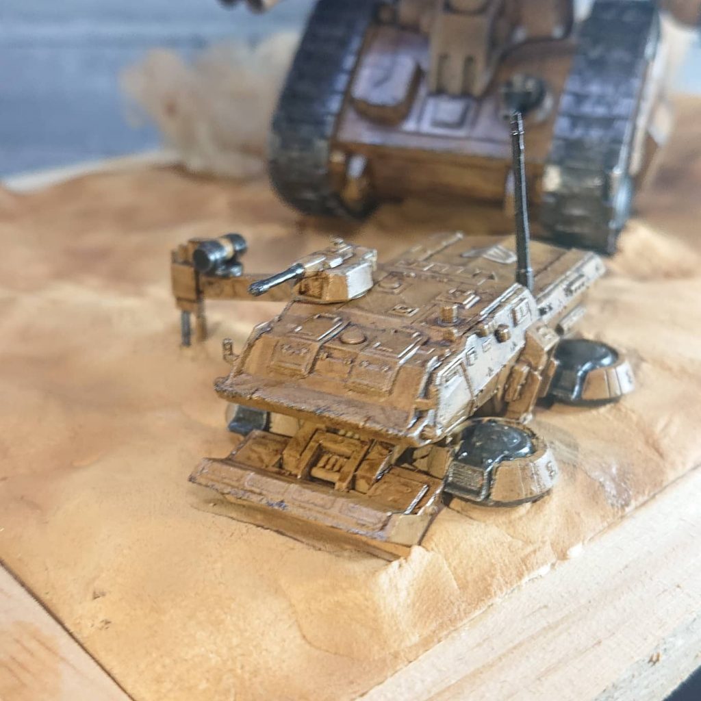 ホバートラックの砲頭はギャラルホルンMWの機銃、ソナーアームはジムスナⅡ付属のドラケンやロトのパーツを使ってます。
