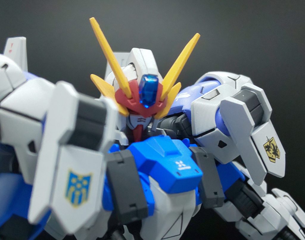 両肩のアーマー前面には、クジャン家の家紋と、(当時あったかはわかりませんが・・・)ギャラルホルンの紋章が目を引きます。
当時のクジャン家当主は、この紋章を印する事で、自らの誇りを掲げて戦闘に挑んでいたのでしょう。