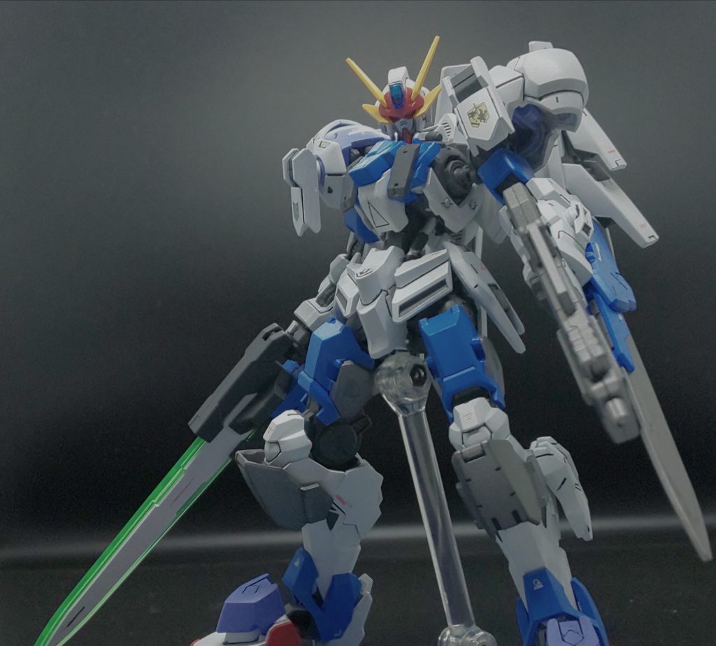 ガンダムシュトリは、左右腕部にひと振りづつの大剣を固定装備しています。
右腕のものは、特殊に精製された対MAナノラミネートアーマー専用超硬鋭プレードで、刃の部分にだけ使用されているため該当部位は緑色の輝きを放っています。左腕はガンダムフレームよりも高い硬度を持つ特殊金属で作られた、軽量ながら高い切断力を持つブレードとなっています。(ヴァルキュリアブレードとは、また違うものです)