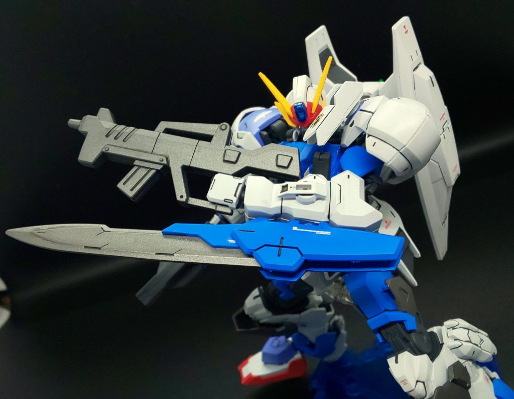 左腕のブレードで、超硬鋭ブレードにより切り裂いたナノラミネートアーマーから顕れた制御中枢ユニットを、間髪入れずに返す一太刀で破壊する一撃必殺の戦法で、ガンダムシュトリは戦果を挙げました。
ブレードが右腕と左腕に固定されていることで、目標を外すこと無く確実に連続攻撃を繰り出すことが出来ますが、ひとえに阿頼耶識システムによる空間認識能力を得た生身の身体に近い姿勢制御が可能になったことによるとのが大きく、更には当時のクジャン公の先戦闘能力が極めて高かった事も、またその戦果を挙げるに至った要因の一つとなっています。