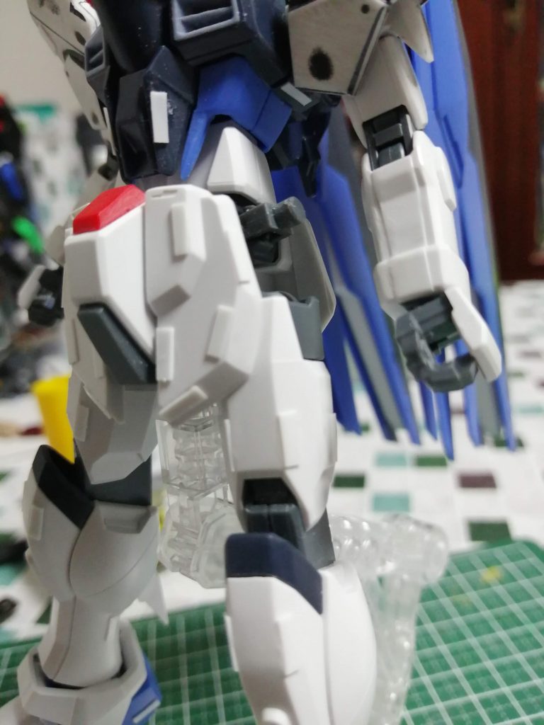 プラ板をざっくりサイズにカットして、情報量の少ない平面に貼っていく工作に初挑戦。……仕上がりが劇的によくなるかはさておき、やってる最中はすごく楽しいですねこれ。スジボリは失敗時のリスクが怖くてチャレンジできませんでした。次こそは。