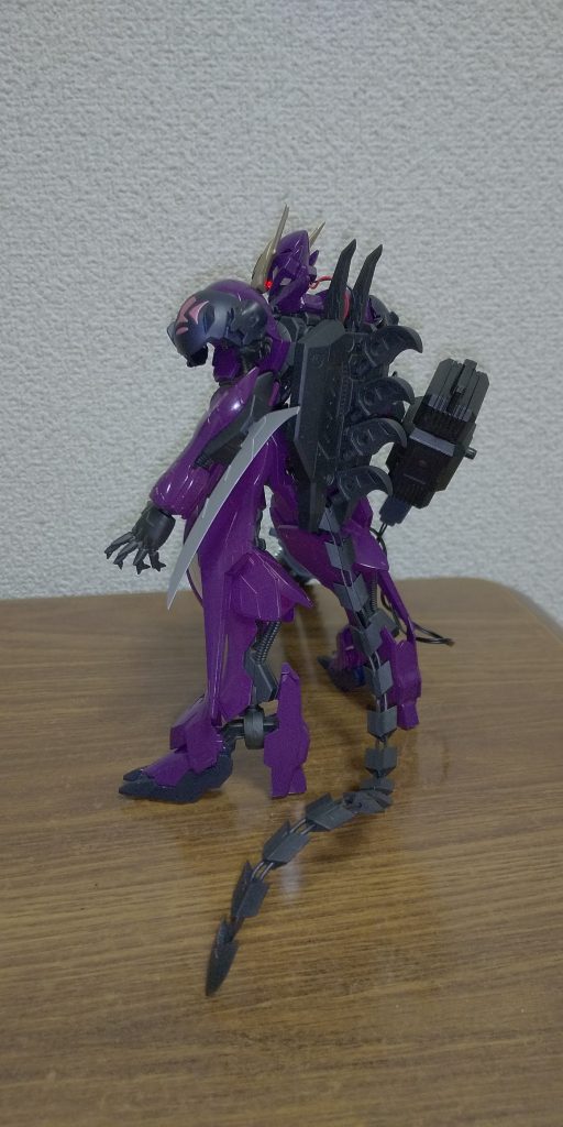 テイルエッジ。
元キットのままなので、リード線で表情が付けられます。