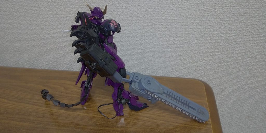 背面。
背中のユニットが電池ボックスで、瞳が発光します。