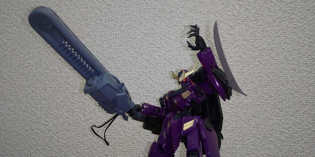 チェーンソーは電動回転。