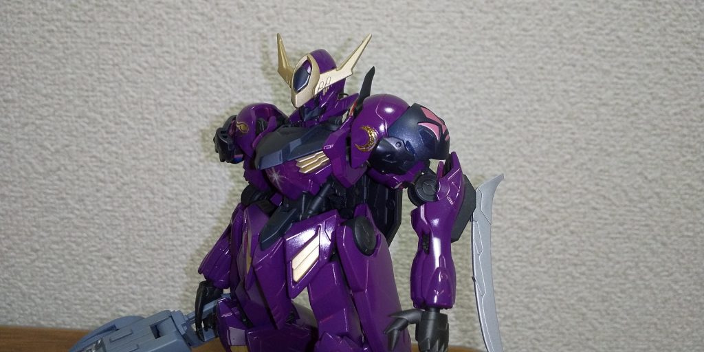 バストアップ。
右半身がバルバトス、左半身が三日月のイメージで、左腕には三日月型のルナエッジを装備。