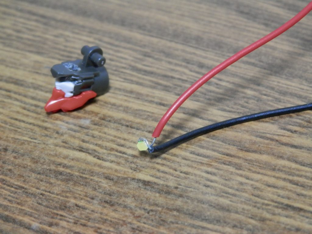 パーツをくり貫いて、光輝度LEDを仕込んでます。