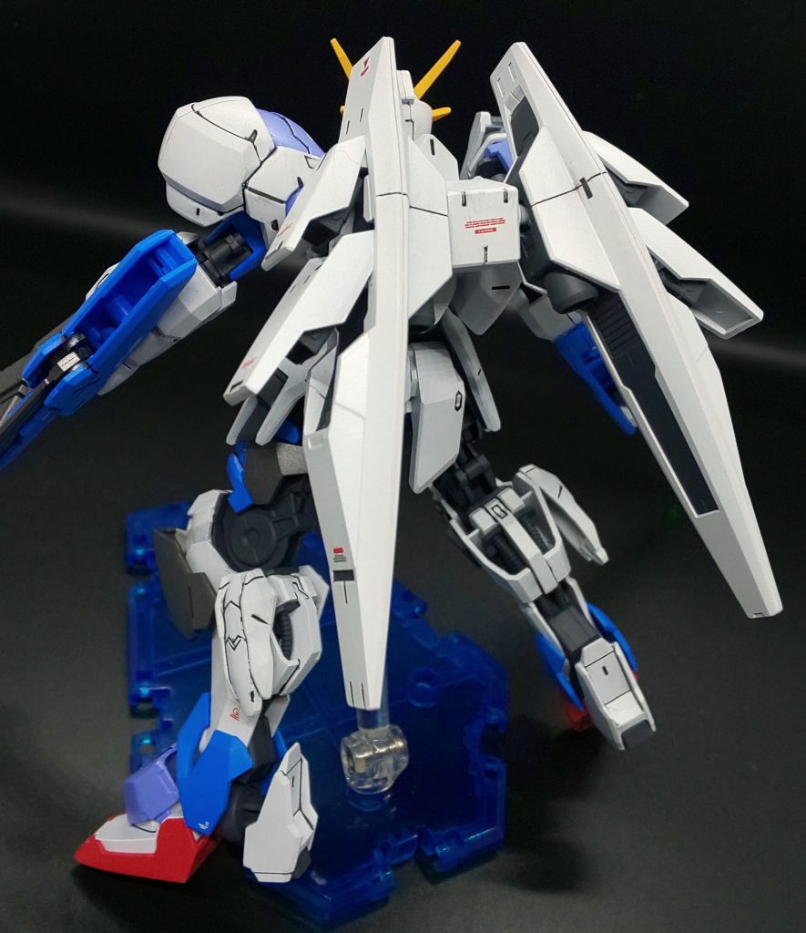 背面ブースターは、稼働時にスラスターを展開させることで、4基の大型バーニアがあらわれます。
これは主に、急加速によって敵に肉薄することを目的とした物で、凄まじいスピードで敵に肉薄します。左右への旋回性能も高く、MAの攻撃をかわすことも容易くなっています。