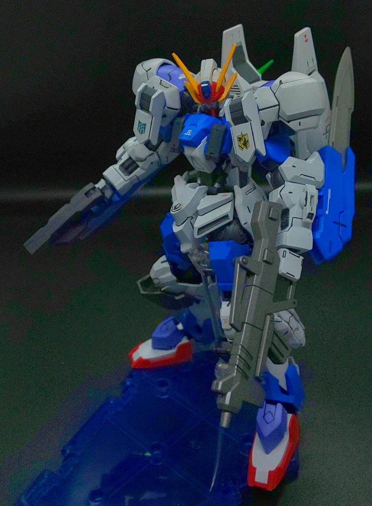 シュトリの名を冠するガンダムフレームで、近接戦闘によるMAの撃破に特化させた機体。
剣戟による駆逐性能は、かのガンダムバエルすらも凌ぐとうたわれ、両腕に固定装備された対MA用の巨大な刃で戦果を挙げていき、厄災線を終結へと導いたガンダムフレームの一機として、クジャン家に七星勲章をもたらした、伝説のガンダムフレームという事にしてます。