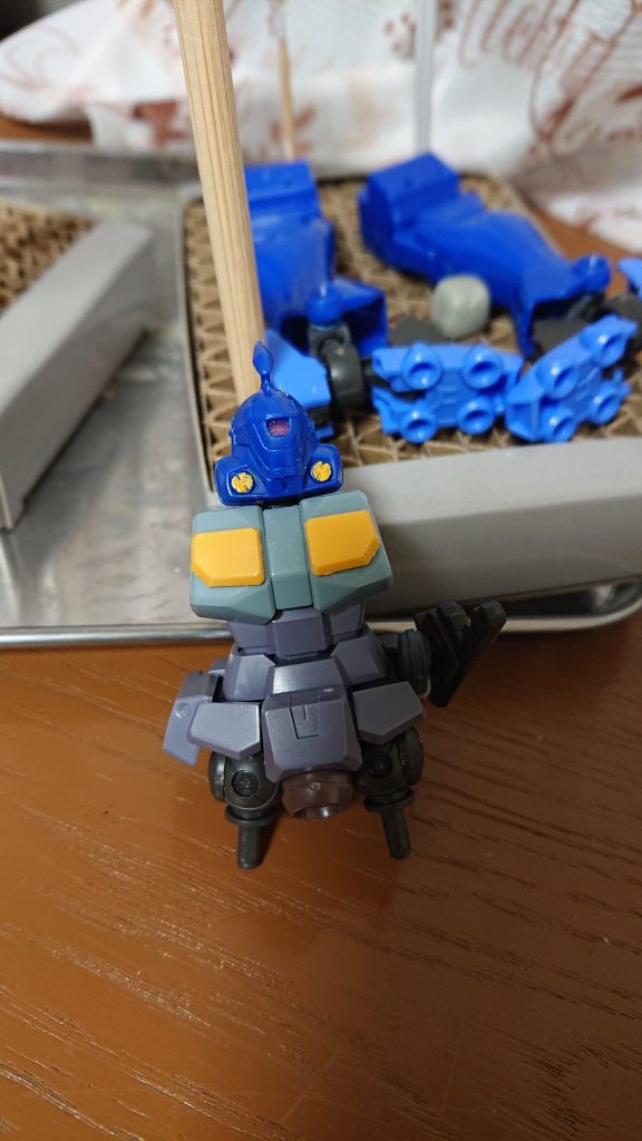 機体のほとんどはリーオーです
胸部装甲板はオーガンダムのスカートアーマーを使いました
脚部関節はガンダムフレームを使ってます
足はガンダムアスタロトリナシメントを使ってます(なんとなく草鞋っぽくて)