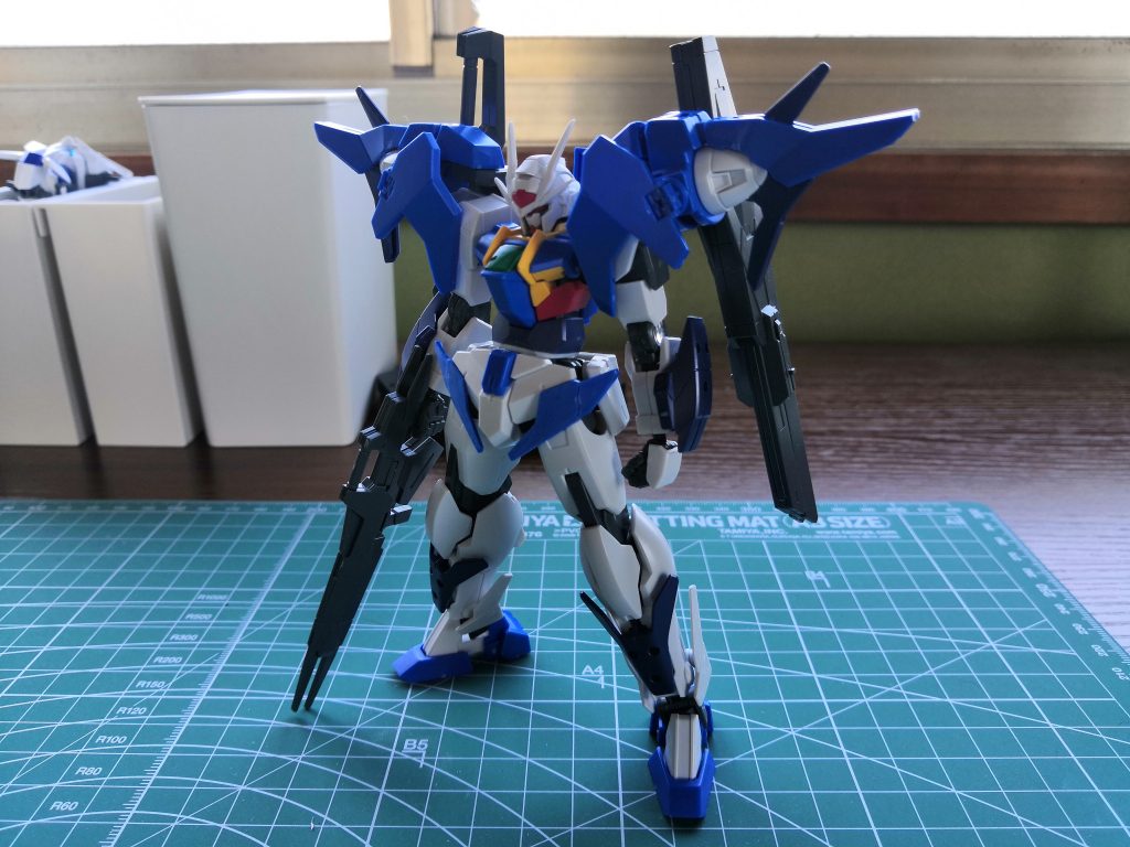 まずは素立ち。
頭部はアンテナと頬をシャープ化。

本体の改造箇所は、
頭部、胸部、腰部、脚部の４箇所。
武装では
バスターソードのみ。