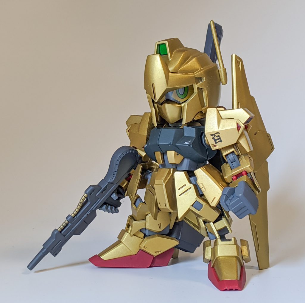 いい具合にパーツの隙間が埋まらず、対応策として膝を回転できるようにしていい感じに可動できるようにしてあります。
肩の百の字はつまようじで書きました。